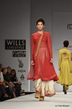 Model walk the ramp for Anand Kabra Show at Wills Lifestyle India Fashion Week 2012 day 1 on 6th Oct 2012 (110).JPG
